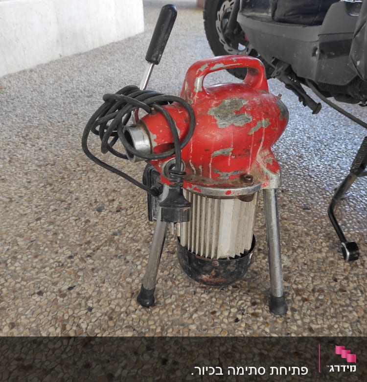 מכונת קידוח אדומה עם כבל חשמלי